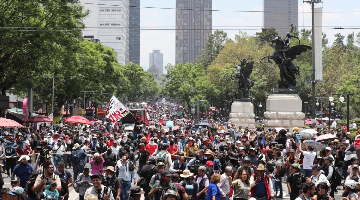 Centenas de maestros pertenecientes a la CNTE instalaron un mitin político sobre los carriles centrales de la avenida Chapultepec.