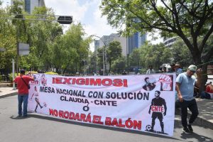Integrantes de la Comisión Nacional Única de Negociación de la CNTE arribaron a las oficinas de la Segob para entregar su rechazo por escrito.