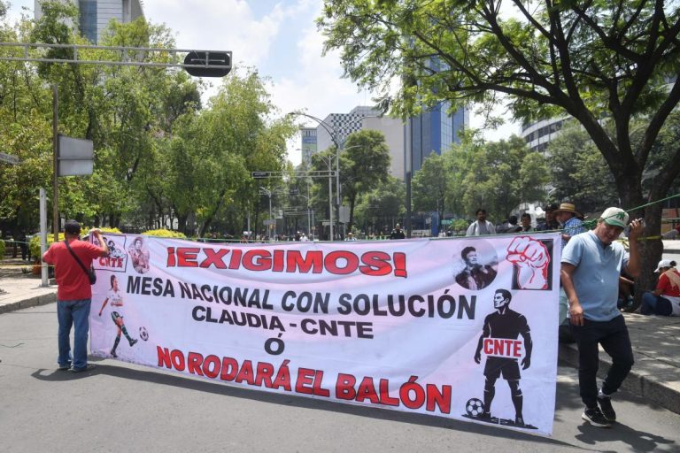 Integrantes de la Comisión Nacional Única de Negociación de la CNTE arribaron a las oficinas de la Segob para entregar su rechazo por escrito.