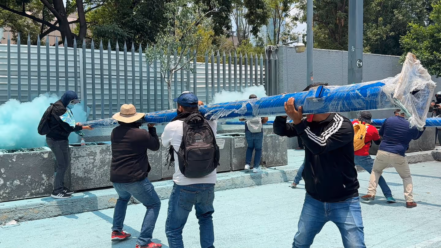 Grupos de maestros con el rostro cubierto destrozaron los ventanales y dañaron las estructuras de la sede de la SEP.
