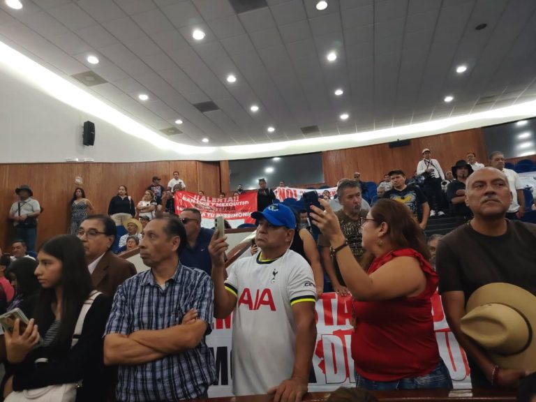 Grupos de manifestantes derribaron los accesos de madera del Congreso estatal en protesta contra la Ley Serrano en San Luis Potosí.