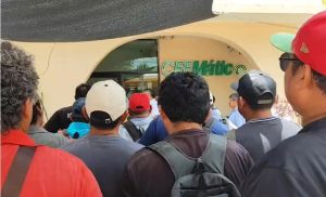 Autoridades ejidales de la zona rural se concentraron en las instalaciones de la paraestatal para denunciar las fallas eléctricas.