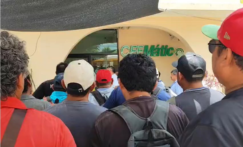 Autoridades ejidales de la zona rural se concentraron en las instalaciones de la paraestatal para denunciar las fallas eléctricas.