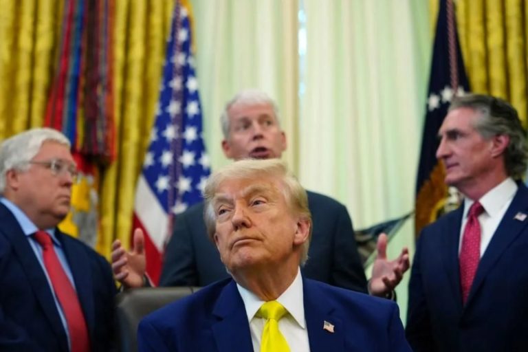 Activistas celebran afuera del tribunal federal tras el fallo que invalida los efectos de la prohibición de viaje de Trump.