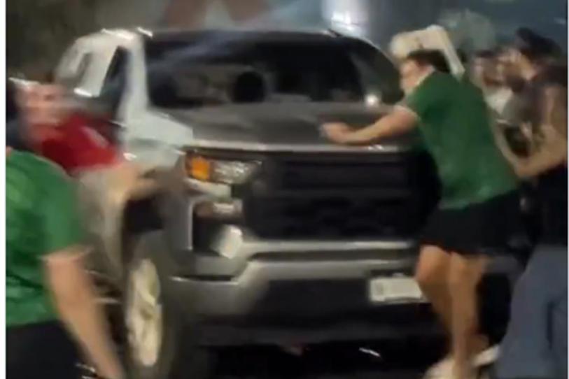 El festejo masivo en la glorieta de Pancho Villa se salió de control al bloquearse los accesos principales de la avenida Universidad.