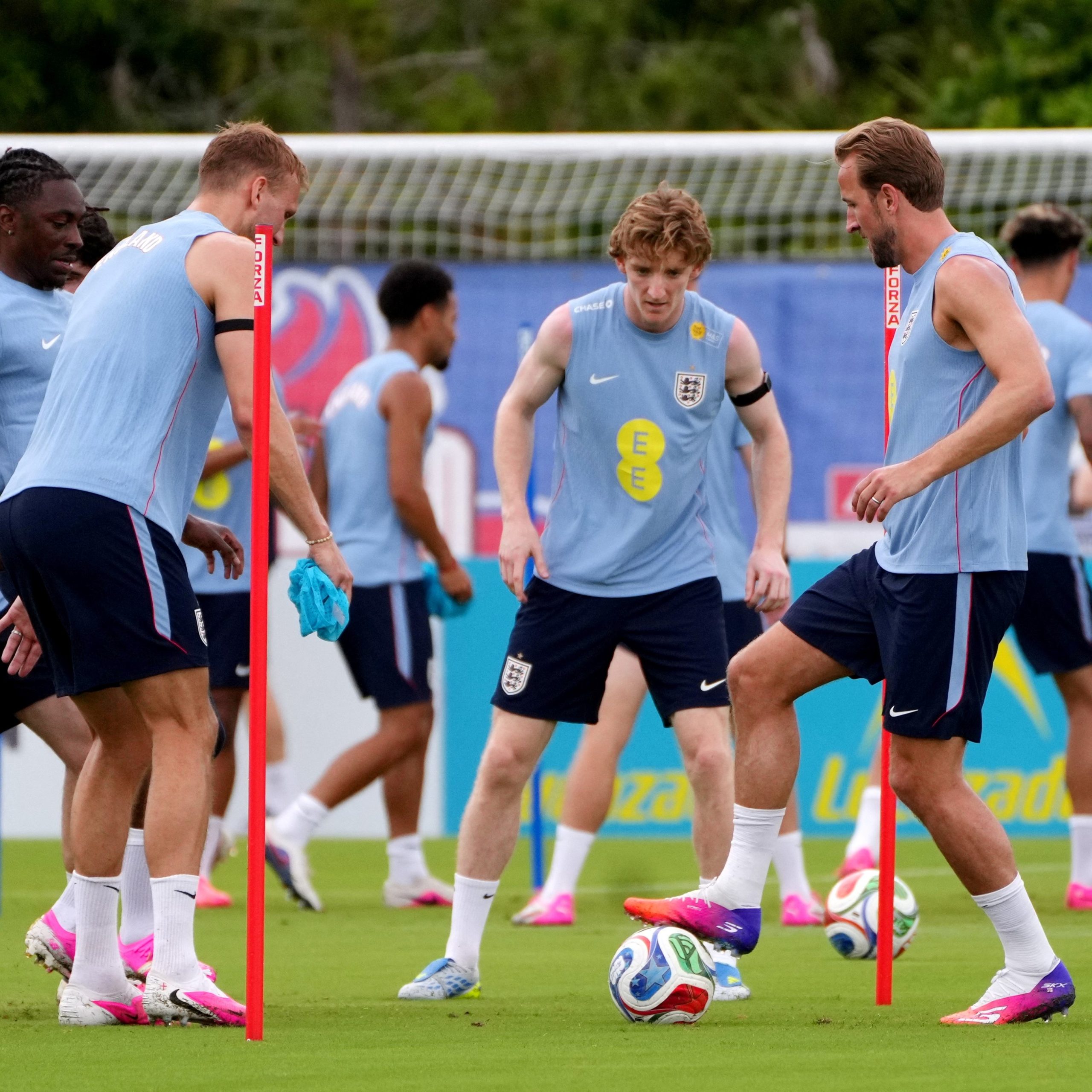 Elementos de seguridad custodian las instalaciones donde entrena la selección de Inglaterra en Kansas City.