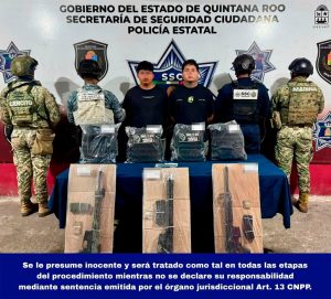Las autoridades aseguraron armas largas y chalecos tácticos con siglas criminales durante las acciones operativas en el municipio de Benito Juárez.