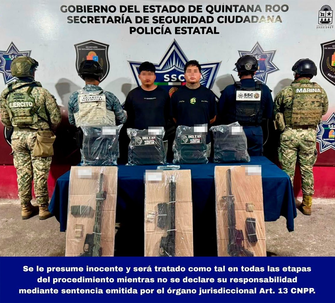 Las autoridades aseguraron armas largas y chalecos tácticos con siglas criminales durante las acciones operativas en el municipio de Benito Juárez.