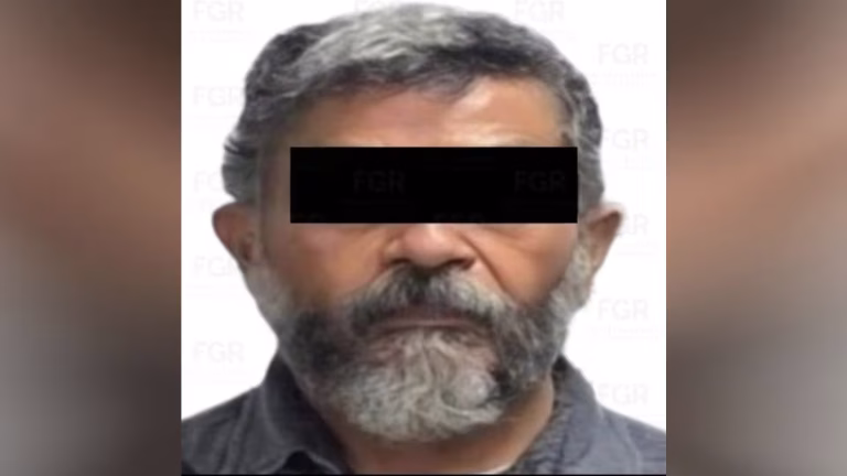 Elementos de la Agencia de Investigación Criminal trasladan a Antonio "N" tras su detención en la alcaldía Miguel Hidalgo.