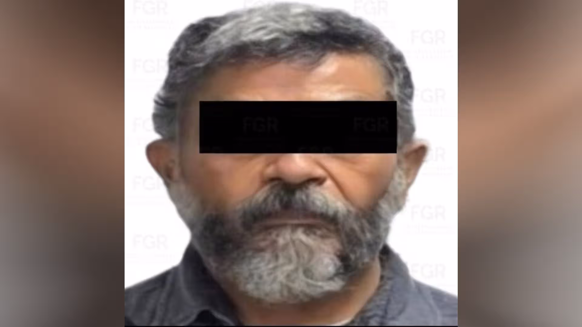 Elementos de la Agencia de Investigación Criminal trasladan a Antonio "N" tras su detención en la alcaldía Miguel Hidalgo.