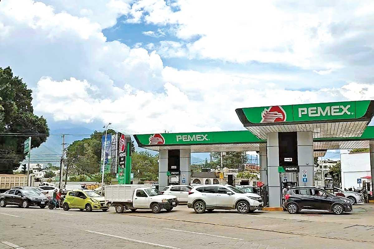 Las largas filas de automovilistas evidencian las compras de pánico generadas por el desabasto de hidrocarburos.