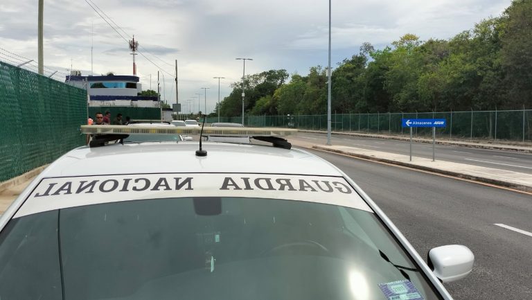 Los transportistas federales acusan bloqueos constantes para realizar su trabajo en las diferentes terminales aéreas.