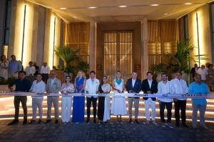 La gobernadora Mara Lezama Espinosa cortó el listón inaugural del nuevo desarrollo turístico acompañada por autoridades federales.