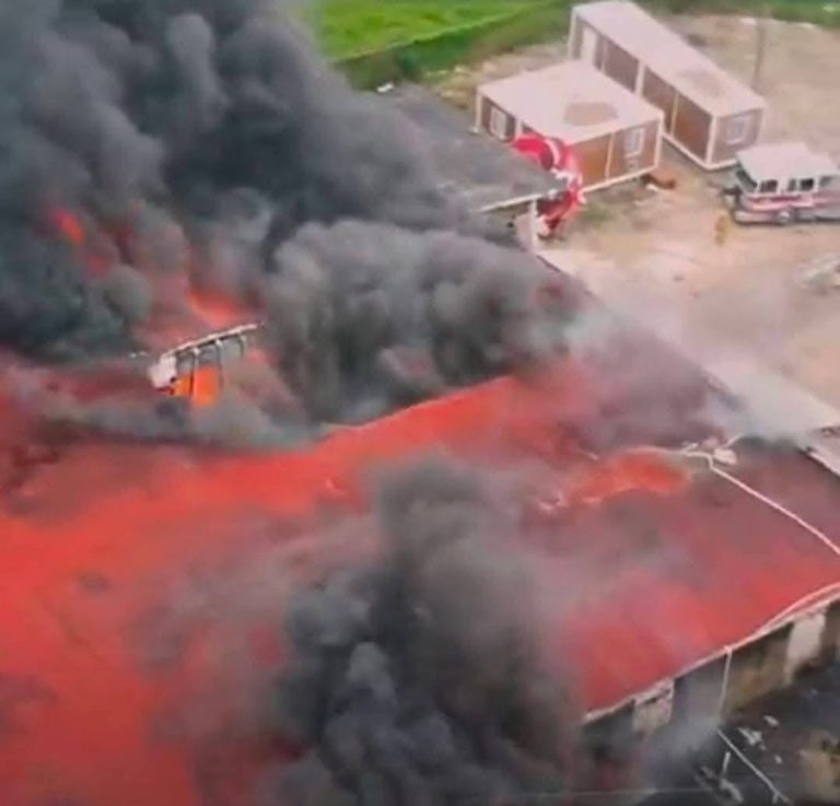 Los elementos de bomberos trabajan intensamente para controlar el fuego en la zona del parque industrial.
