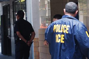 Juez federal prohíbe de forma definitiva a los agentes de ICE detener migrantes en tribunales de inmigración.