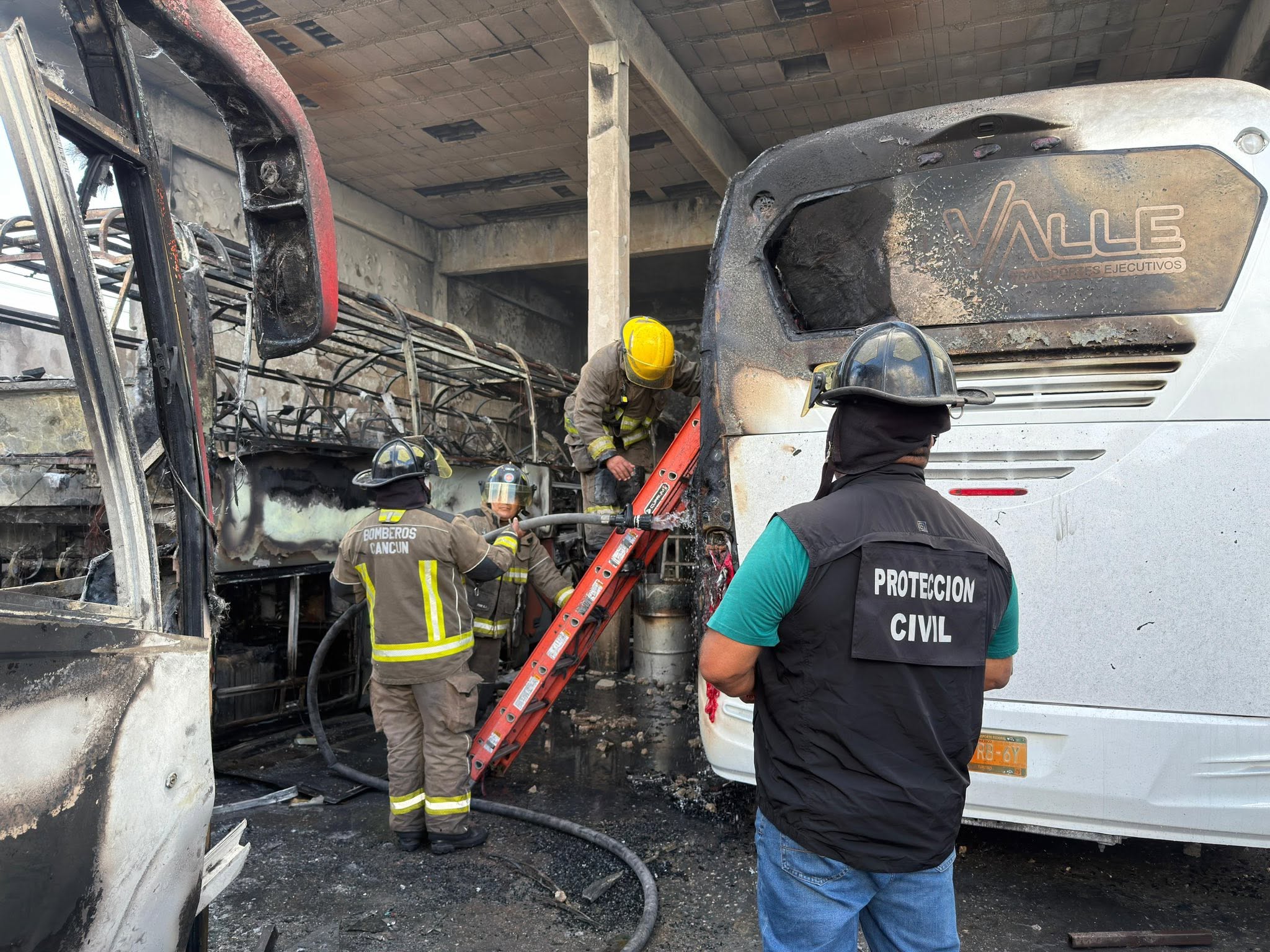 Elementos de Bomberos y Protección Civil controlan un fuerte incendio en Cancún que afectó un encierro de autobuses en la Supermanzana 73.