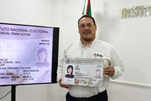 Sergio Ruiz Castellot presenta en Chetumal el nuevo modelo de la credencial para votar con fotografía y códigos QR encriptados.