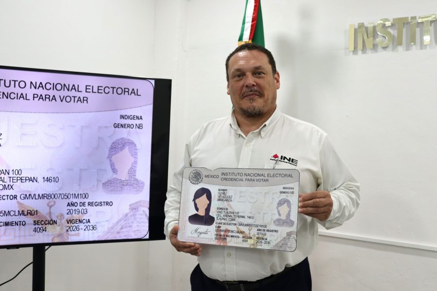 Sergio Ruiz Castellot presenta en Chetumal el nuevo modelo de la credencial para votar con fotografía y códigos QR encriptados.