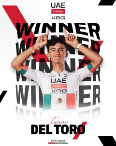 El ciclista mexicano Isaac del Toro cruza la línea de meta en solitario tras dominar el ascenso en el Grand Colombier.