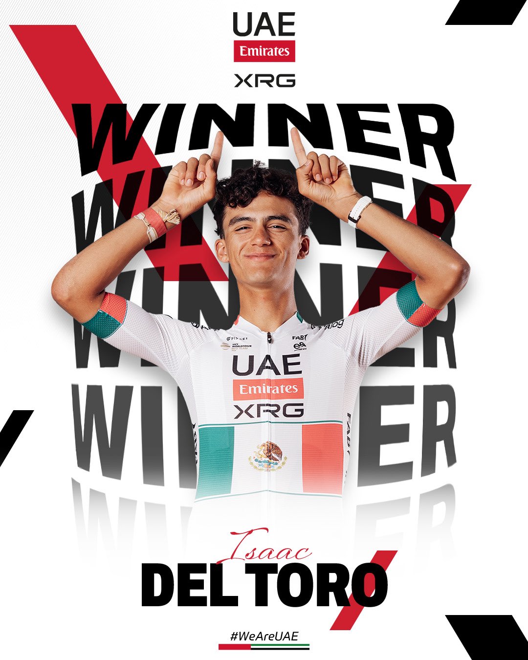 El ciclista mexicano Isaac del Toro cruza la línea de meta en solitario tras dominar el ascenso en el Grand Colombier.