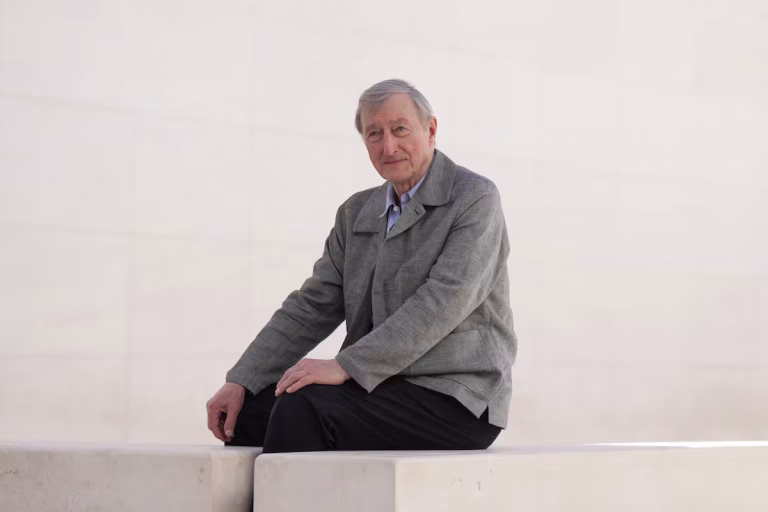 El escritor británico Julian Barnes recibe el reconocimiento internacional del Premio Princesa de Asturias de las Letras.