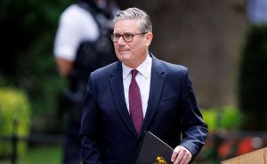 Keir Starmer ofrece su discurso de despedida frente a las puertas de la residencia oficial en Downing Street.