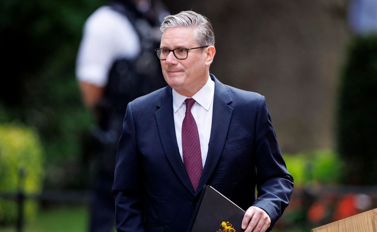 Keir Starmer ofrece su discurso de despedida frente a las puertas de la residencia oficial en Downing Street.