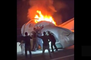 Equipos de rescate acudieron a la autopista Loop 20 tras registrarse el fatal accidente aéreo en Laredo.