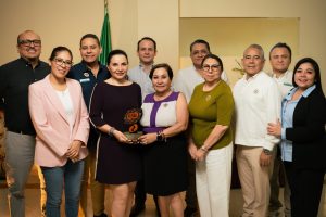 Directivos del Centro Mexicano para la Filantropía entregaron la estatuilla correspondiente a los representantes de la operadora mexicana.