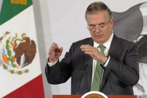 El secretario de Economía, Marcelo Ebrard, expone los alcances de la nueva inversión privada en México durante la conferencia de prensa.