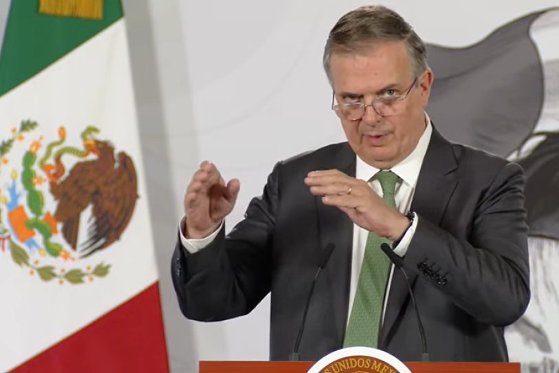 El secretario de Economía, Marcelo Ebrard, expone los alcances de la nueva inversión privada en México durante la conferencia de prensa.
