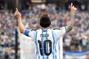 Lionel Messi festeja con euforia tras anotar el gol número diecisiete que lo consagra en la historia de las Copas del Mundo.