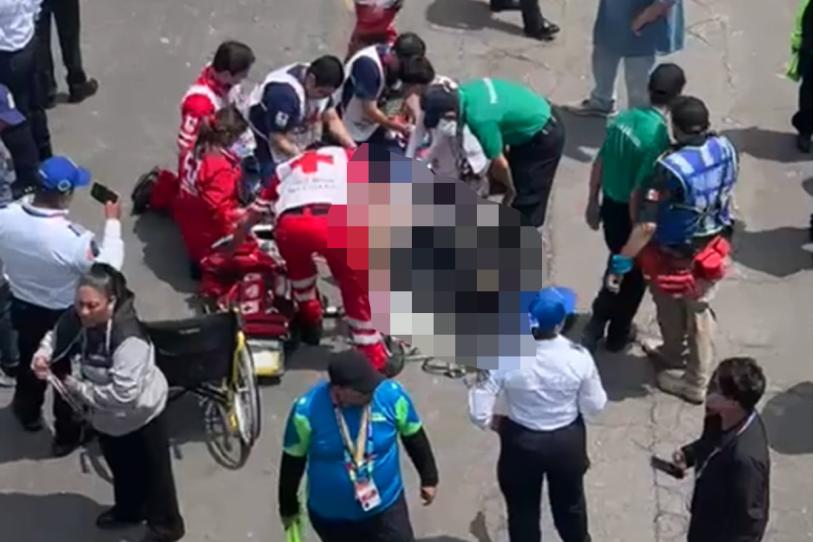 Elementos de emergencia resguardan los accesos al Estadio Ciudad de México tras el reporte del lamentable fallecimiento.