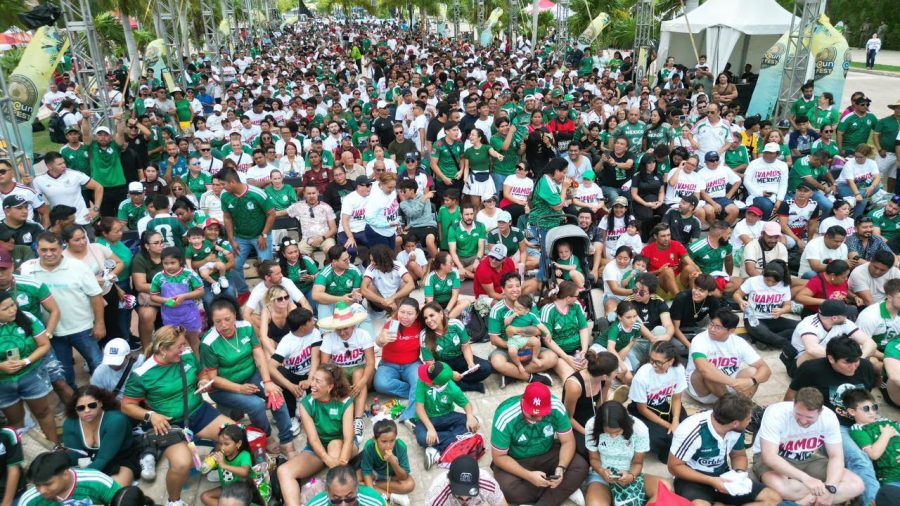 La gobernadora Mara Lezama convivió con los aficionados en las gradas instaladas en el destino turístico.
