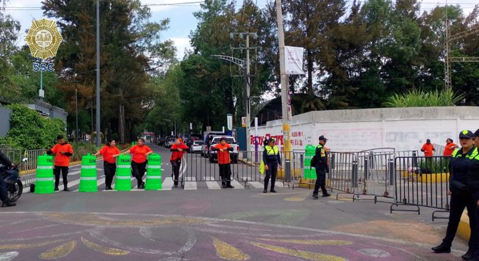 Elementos policiacos resguardan el polígono vehicular mediante el operativo Última Milla en CDMX.