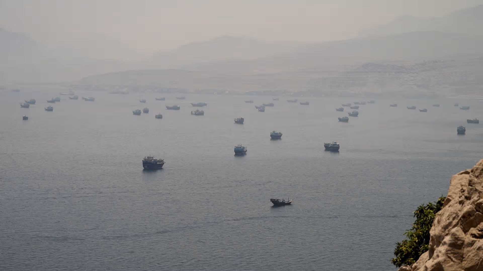 El sorpresivo cierre del estrecho de Ormuz paraliza el tránsito de barcos petroleros en el Golfo Pérsico.