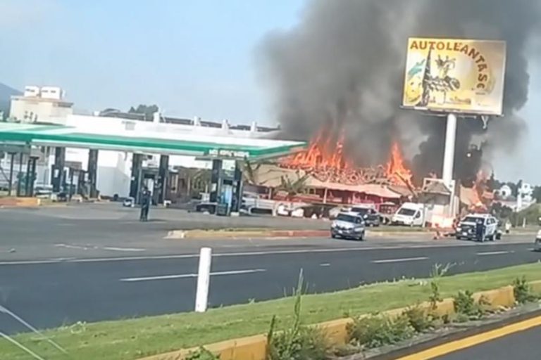 Cuerpos de emergencia trabajan arduamente para sofocar las llamas tras el estallido del contenedor de gas LP.