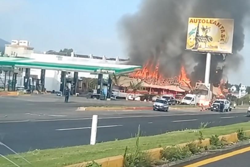 Cuerpos de emergencia trabajan arduamente para sofocar las llamas tras el estallido del contenedor de gas LP.