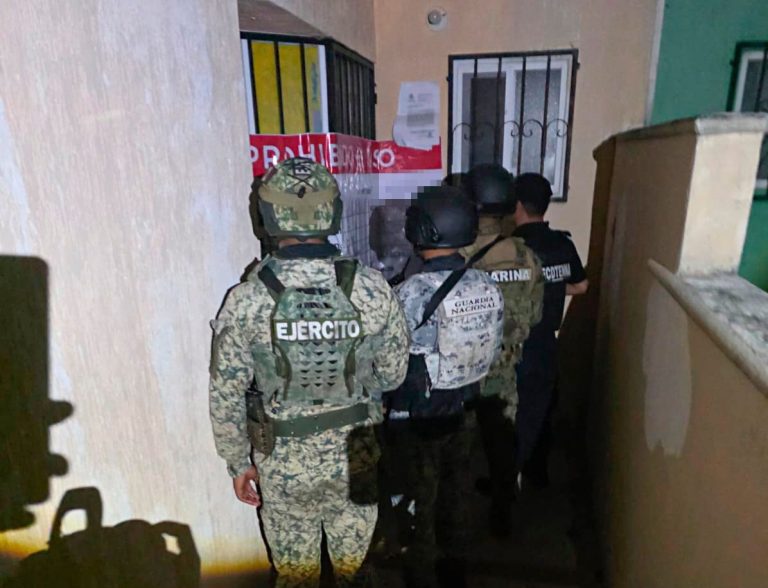 Las fuerzas del orden desplegaron un fuerte operativo militar y policial para asegurar la zona habitacional.