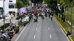 Miles de maestros avanzan en contingente sobre la Calzada de Tlalpan con rumbo hacia el Estadio Ciudad de México.