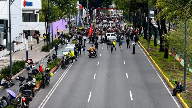 Miles de maestros avanzan en contingente sobre la Calzada de Tlalpan con rumbo hacia el Estadio Ciudad de México.