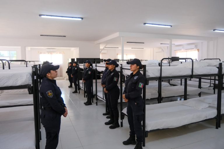 La gobernadora Mara Lezama y el secretario de Seguridad Ciudadana recorrieron las áreas en remodelación dentro del complejo policial.