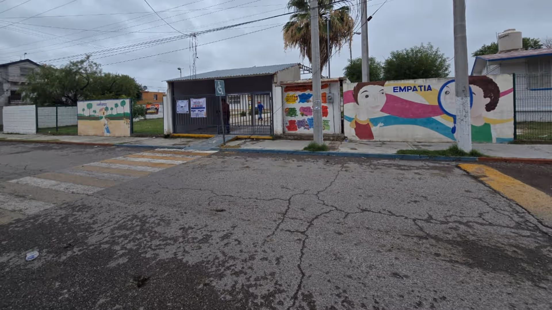 Personal de la Jurisdicción Sanitaria Número 1 acudió a la primaria Andrés Cárdenas Amaro para coordinar las brigadas médicas.