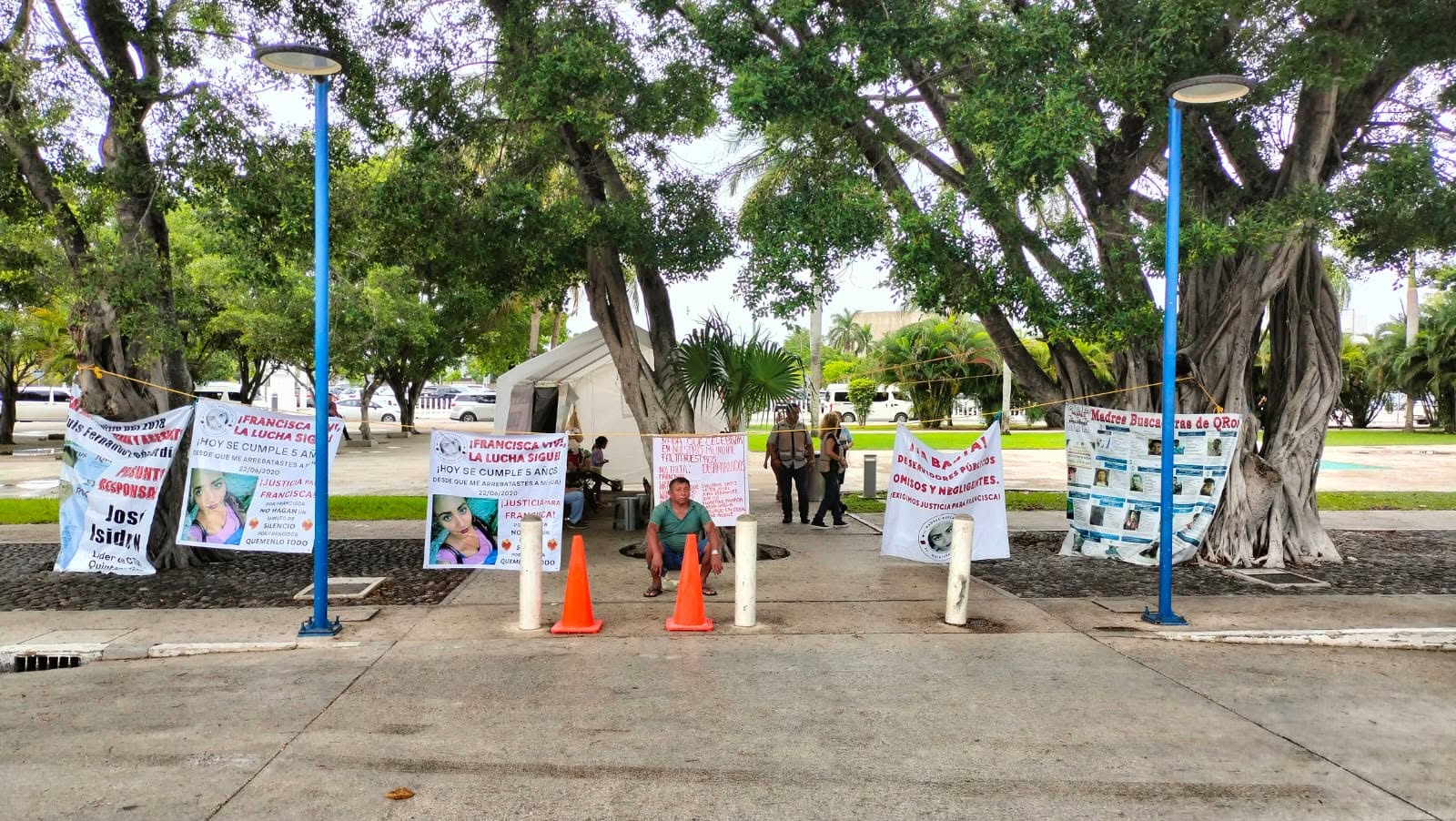 La líder del colectivo Madres Buscadoras de Quintana Roo permanece en los jardines de la Terminal