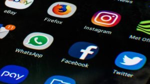 El primer ministro británico Keir Starmer impulsa regulaciones digitales severas para proteger la salud emocional de la infancia.
