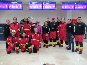 Miembros de la Brigada de Rescate Internacional Cancún alistan sus herramientas de alta tecnología en el aeropuerto de la ciudad.