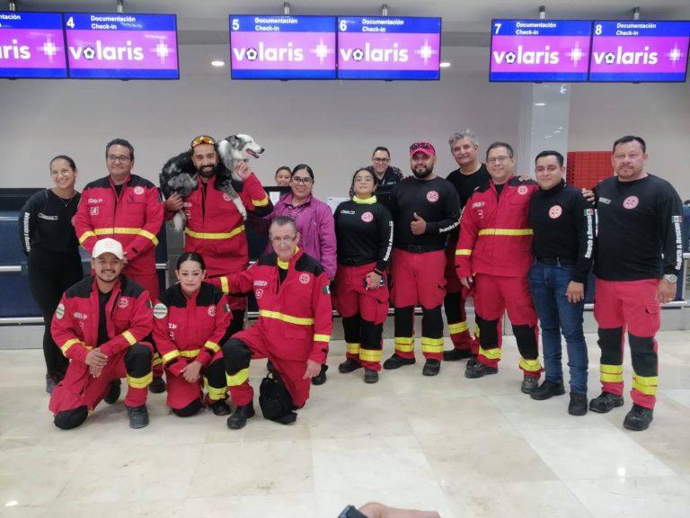 Miembros de la Brigada de Rescate Internacional Cancún alistan sus herramientas de alta tecnología en el aeropuerto de la ciudad.