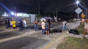 Las barricadas con llantas y troncos impidieron el paso de miles de vehículos durante toda la noche en la salida a Mérida.