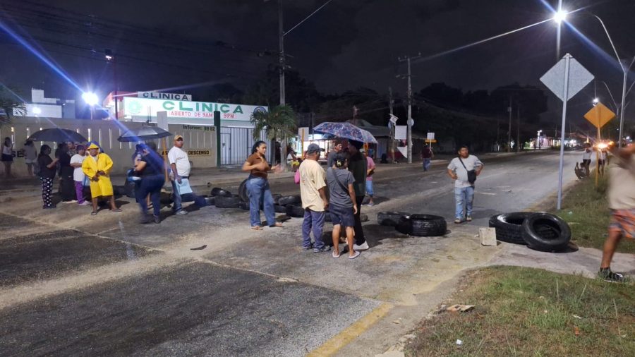 Las barricadas con llantas y troncos impidieron el paso de miles de vehículos durante toda la noche en la salida a Mérida.