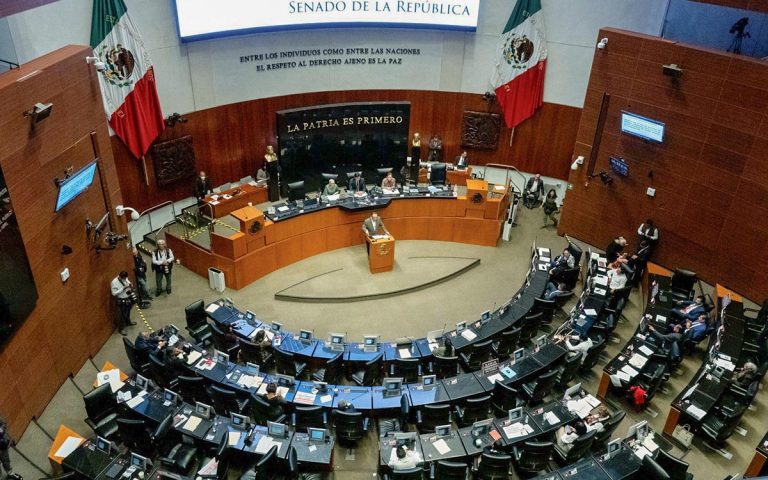La difusión de las nóminas públicas del Senado generó controversia por la asignación de plazas de asesores a familiares directos.